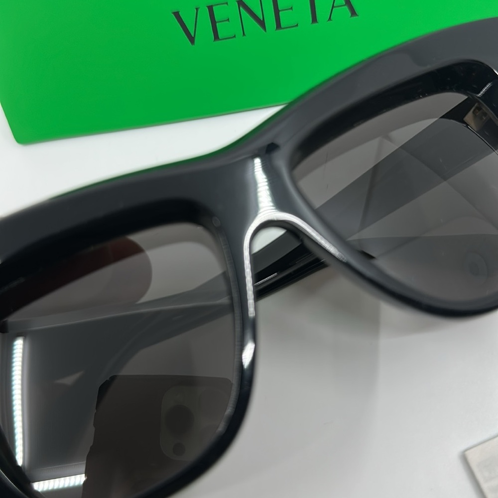 Bottega Veneta black visor sunglasses with case and cloth - Picture 15 of 16